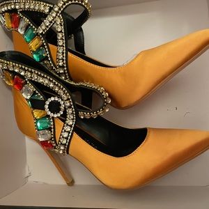 AZALEA WANG SHES A HEARTBREAKER STILETTO PUMP IN GOLD